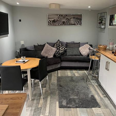 Stunning 2-Bed Cabin In Nantglyn デンビー エクステリア 写真
